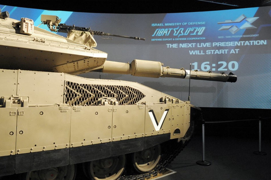 Fotó: Eric Piermont / AFP Egy Merkava 4-es egy kiállításon: jól láthatók a moduláris páncélzat elemei