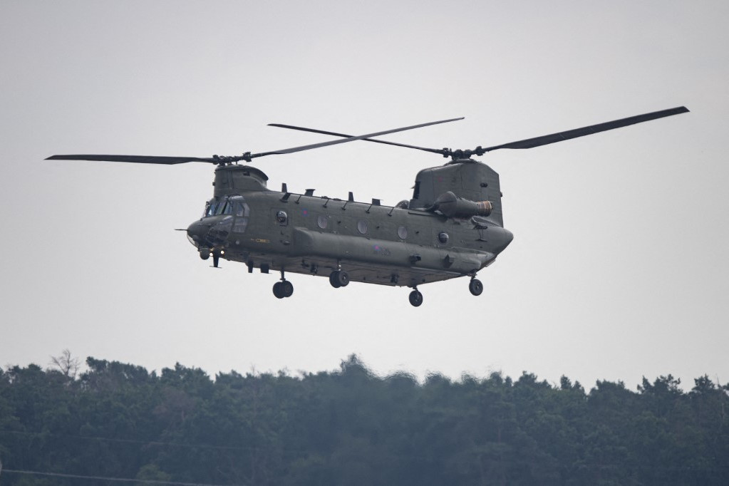 Fotó: Fabian Sommer / DPA / dpa Picture-Alliance via AFP A Brit Királyi Légierő CH-47 Chinook repülőgépe