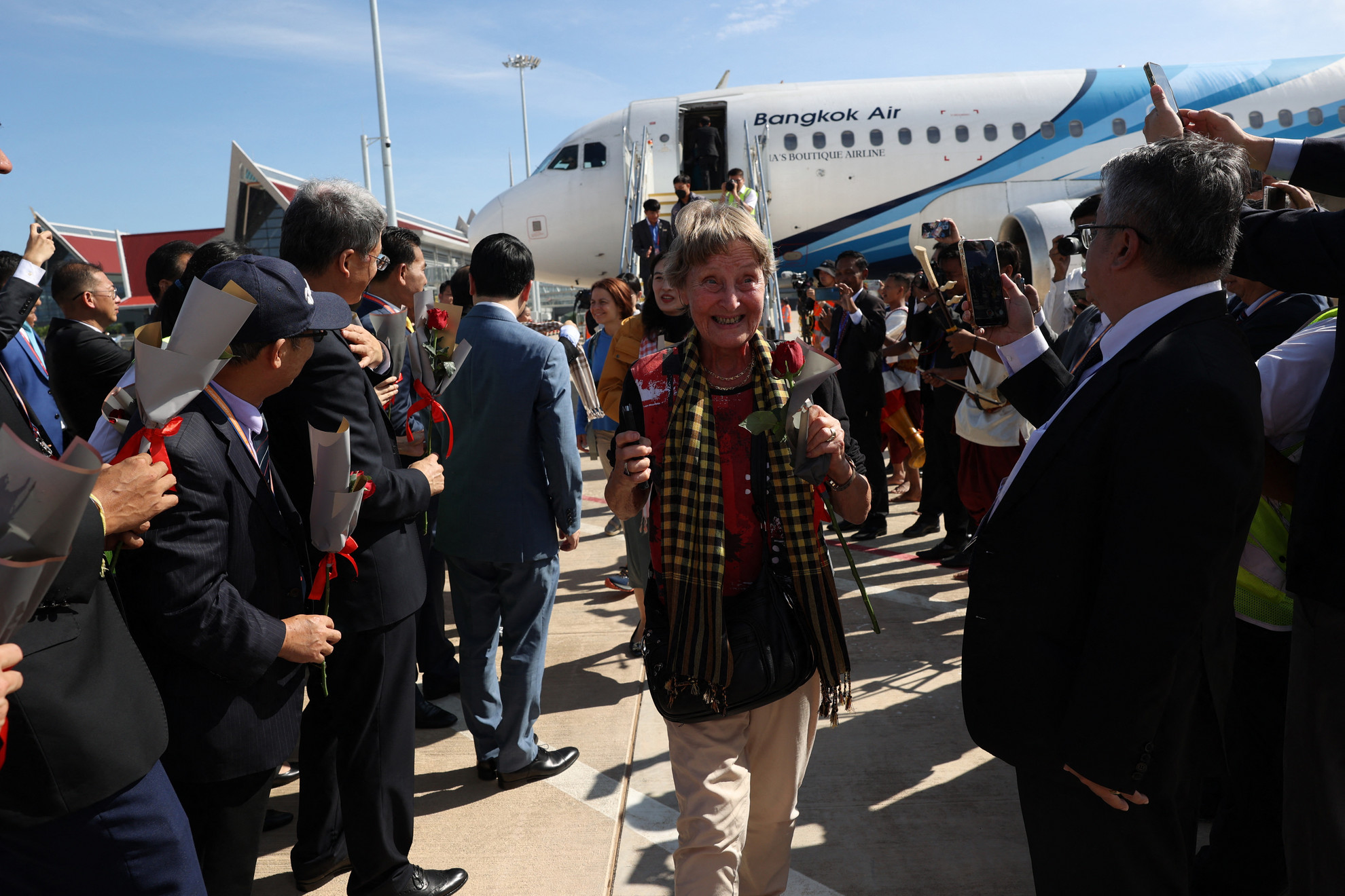 Az első utasok 2023. október 16-án érkeztek a Siem Reap Angkor nemzetközi repülőtérre (SAI) Kambodzsában. Hétfőn kezdte meg működését a kambodzsai turisztikai központban található nemzetközi repülőtér (SAI), ami reményt ad a turizmus felélesztésére