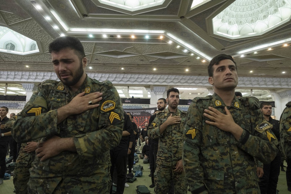 Az iráni rendőrség különleges erőinek tagjai imaceremónián a Khomeini Imám Nagymecsetben a stockholmi Koránégetés elleni tiltakozás előtt