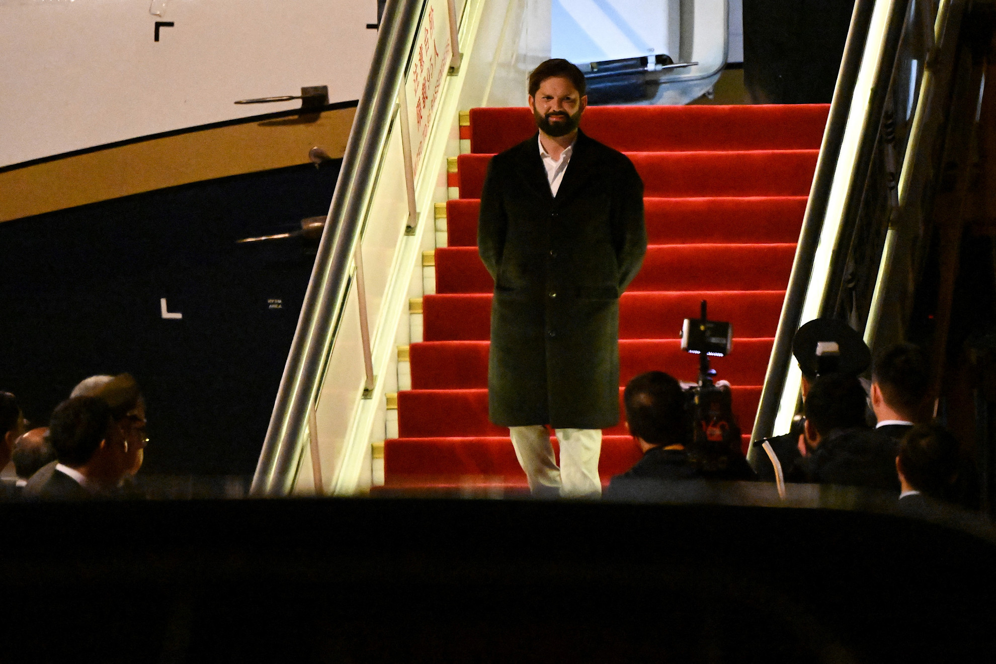 Fotó: AFP – Ken Ishii Gabriel Boric chilei elnök szállt a repülőgépről Pekingben