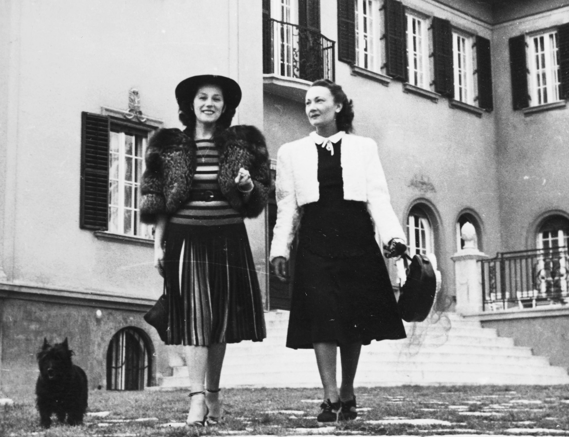 Bajor Gizi villája udvarán 1940-ben Elsa Merlini olasz színművésznővel.