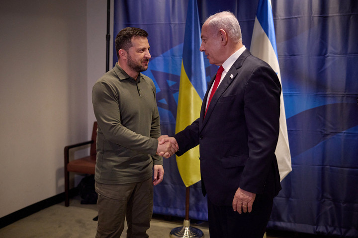 Fotó: AFP/Ukrainian Presidential Press Service/Handout Zelenszkij rendkívüli telefonbeszélgetést folytatott Netanjahuval
