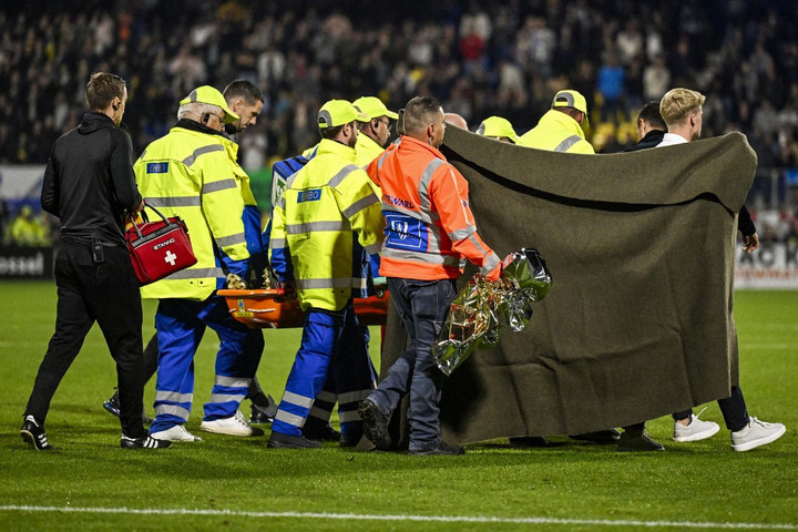 Fotó: AFP/ANP/Olaf Kraak Dráma a pályán: Elájult a Waalwijk kapusa, félbeszakadt az Ajax elleni mérkőzés