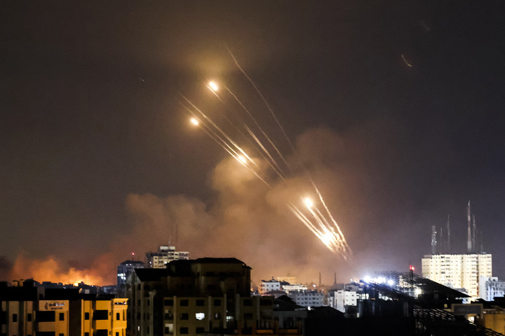 Fotó: AFP/Mohammed Abed „Porig rombolták az otthonunkat, most nincs hová mennünk”