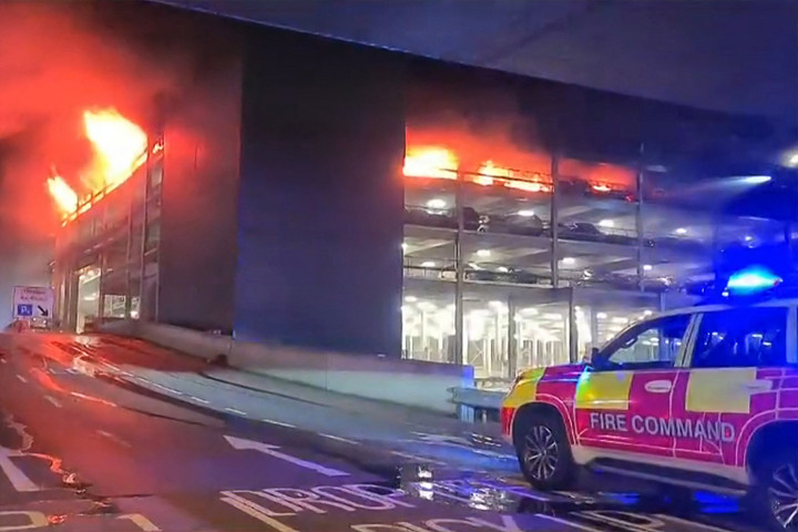 Fotó: AFP/AFPTV/Bedfordshire Fire and Rescue Service/Handout Tűz ütött ki a londoni Luton repülőtér parkolóházában, felfüggesztették a légiforgalmat