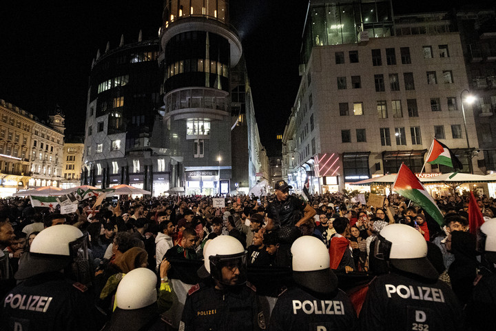 Fotó: AFP/APA/Tobias Steinmaurer Megdöbbentő videón a szerdai, betiltott, palesztinpárti bécsi tüntetés
