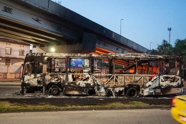 35 buszt gyújtottak fel a riói gengszterek, miután megölték a bandavezért