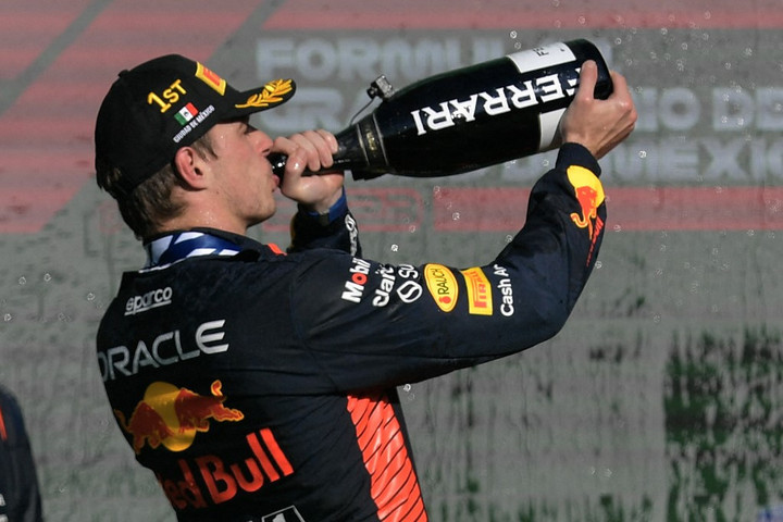 Fotó: AFP/Claudio Cruz A csúcson is újabb rekordot javított Max Verstappen