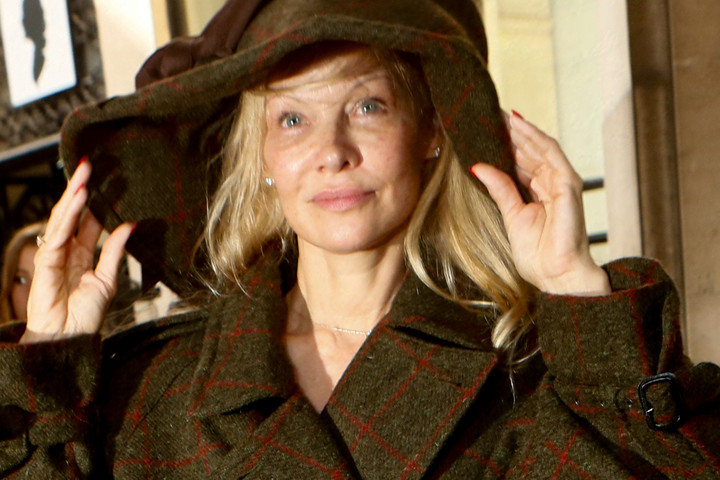 Fotó: NorthFoto Pamela Anderson smink nélkül jelent meg a Párizsi divathét bemutatóin