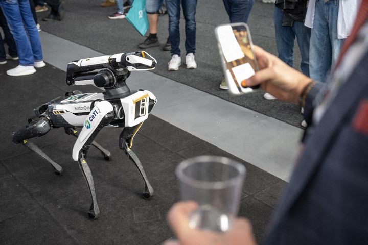 Fotó: AFP/DPA Picture-Alliance/Sebastian Gollnow Kezdjünk félni? Már beszélni is tud a Boston Dynamics robotkutyája + VIDEÓ