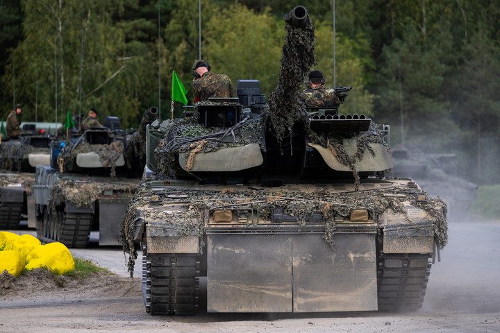 Litvániában javítják meg az ukrajnai csatákban megsérült Leopard tankokat