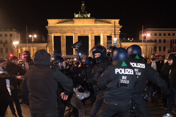 Fotó: dpa Picture-Alliance via AFP/Paul Zinken Rendőrökre támadtak palesztinpárti tüntetők Berlinben
