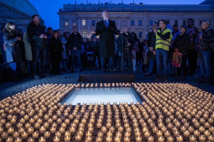 Fotó: AFP/DPA Picture-Alliance/DPA/Monika Skolimowska Több ezren álltak ki Izrael mellett és az antiszemitizmus ellen egy berlini demonstráción
