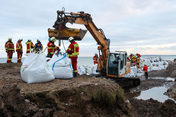 Fotó: DPA PICTURE-ALLIANCE VIA AFP / DPA / BODO MARKS Ítéletidő a Baltikumban: Flensburgnál évszázados vízállási rekord dőlt meg