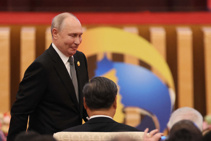 Fotó: AFP/The Yomiuri Shimbun/Yomiuri/Iichiro Ohara Különös táska volt Putyin kíséreténél Pekingben + VIDEÓ
