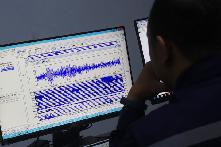 Fotó: AFP/Anadolu Agency/Suryanto Egy hajó is elszabadult a földrengés miatt