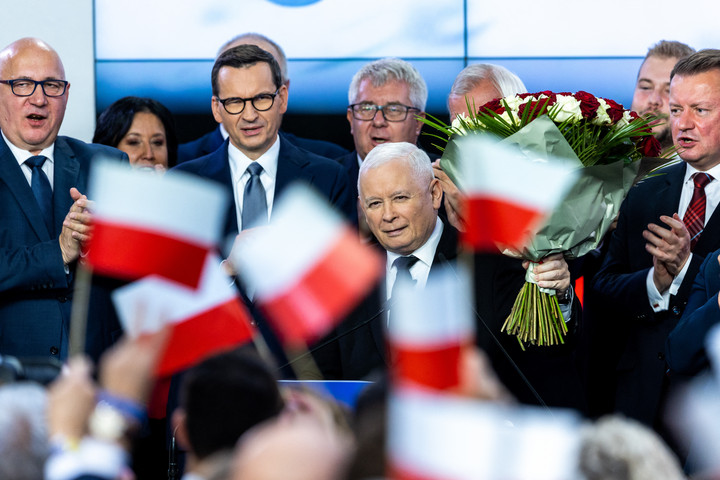 Fotó: NurPhoto via AFP/ Andrzej Iwanczuk A PiS megnyerte a lengyel választást, de az ellenzéknek van esélye kormányt alakítani
