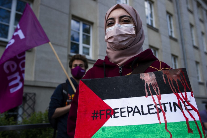 Fotó: NurPhoto via AFP/NurPhoto/Piotr Lapinski Széttépték, majd megették az izraeli zászlót + VIDEÓ