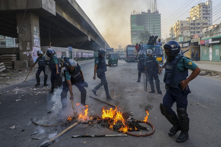 Fotó: AFP/NurPhoto/Kazi Salahuddin Razu Bangladesben ellenzékiek csaptak össze rendőrökkel, legalább ketten meghaltak