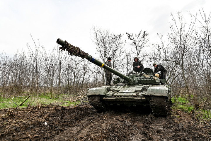 Fotó: AFP/NurPhoto/Dmytro Smolienko Nem tudta beindítani az elfogott tankot, felhívta az ukrán katona az orosz szervizt + VIDEÓ