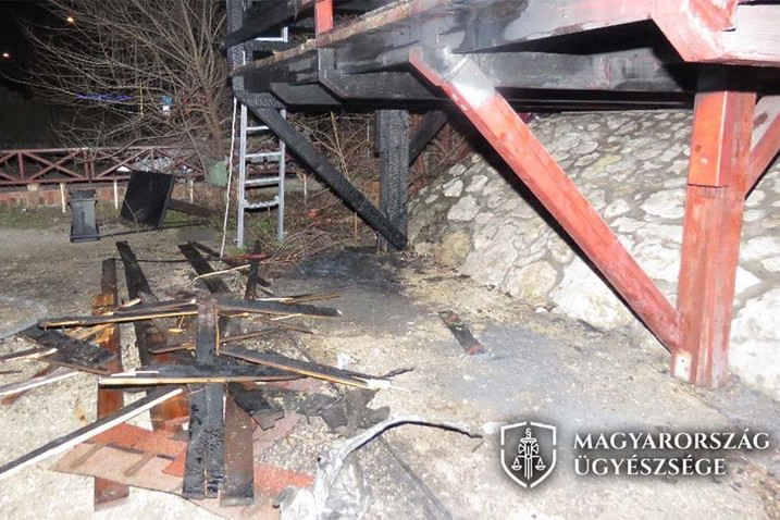 Iszogatott, majd felgyújtotta a terasz alatti szemetet – nem volt jó ötlet
