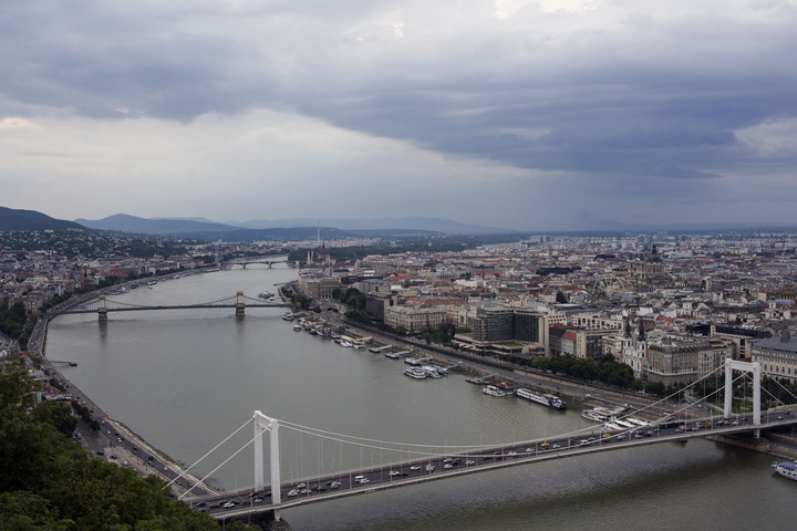 Fotó: NorthFoto/Represented by ZUMA Press. Inc./Attila Husejnow Aggasztó dolog lebeg a Dunán?