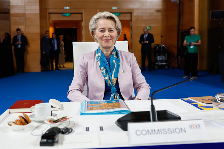 Fotó: NorthFoto Politico: Az EU-tagállamok szerint Ursula „királynő” visszaél hatalmával