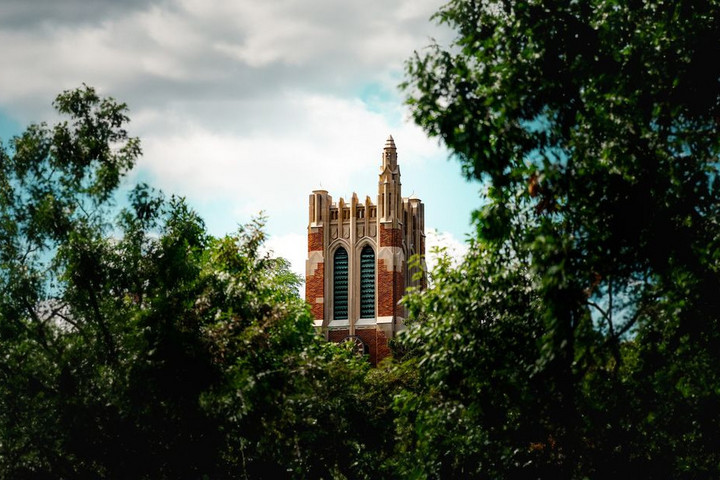 Fotó: Facebook/Michigan State University (MSU) Egy amerikai egyetem bocsánatot kért, amiért Hitler képét mutatták az óriáskivetítőn