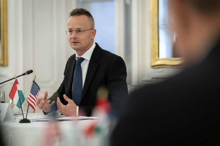 Szijjártó: Magyarország gazdasági kilátásai pozitívak a negatív európai környezet ellenére is