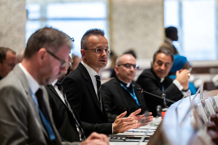 Fotó: Facebook/Szijjártó Péter Szijjártó: Világos különbséget kell végre tenni menekültek és migránsok között