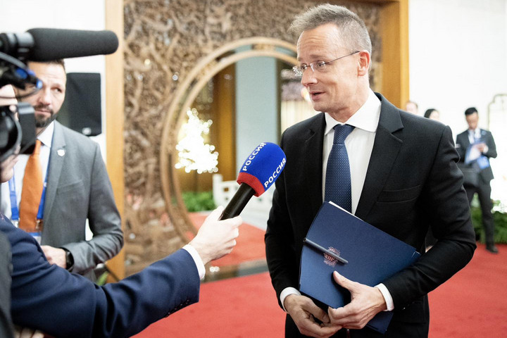 Fotó: Facebook/Szijjártó Péter Szijjártó szerint kockázatos szétválasztani a keleti és a nyugati gazdaságot