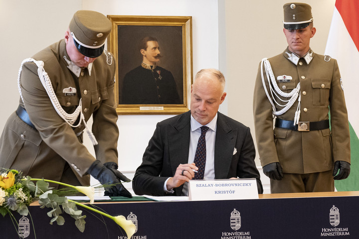 Fotó: MTI/Szigetváry Zsolt HM: Lőszergyártásról írt alá szándéknyilatkozatot az N7 védelmi ipari holding és az olasz Beretta vállalatcsoport