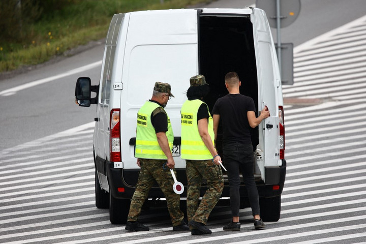 Fotó: Anadolu Agency via AFP/Jakub Porzycki Egy migránsokat szállító kisbusz próbált áttörni Szlovákiából a lengyel határzáron