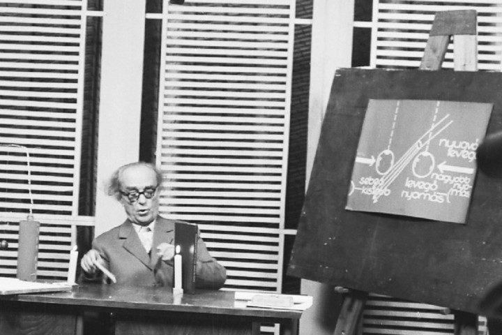 Visszatért a képernyőre Öveges József, a legendás professzor, aki milliók szívébe oltotta be a fizika szeretetét