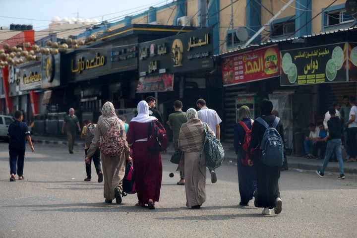 Fotó: Middle East Images via AFP/Mohamed Zaanoun Tömegesen indultak meg a gázaiak dél felé