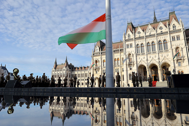Fotó: MH/Purger Tamás Ünnepélyes zászlófelvonás, miniszterelnöki beszéd, megemlékezés, de tüntetés is lesz + GALÉRIA