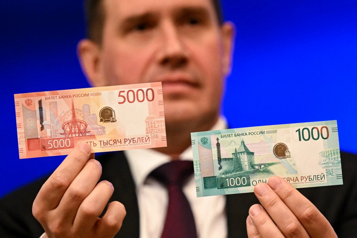 Fotó: AFP/Natalia Kolesnikova Új bankjegyeket vezettek be Oroszországban