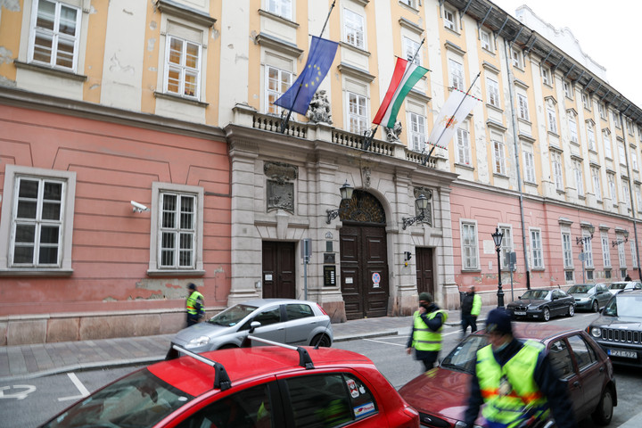 Fotó: MH/Török Péter Haveroknak folyik a közpénz a városházásól