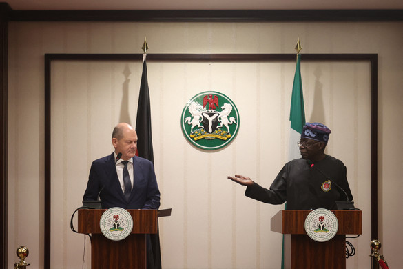 A német kancellár migrációs központok kiépítését szorgalmazta Nigériában