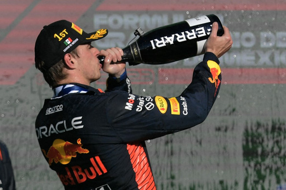 A csúcson is újabb rekordot javított  Max Verstappen