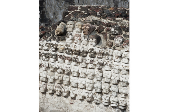 Az emberi koponyákból emelt azték torony újabb részét tárták fel