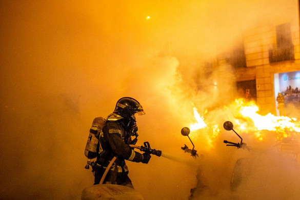 Tűzzel támadtak a rendőrökre az elégedetlen spanyol tűzoltók + VIDEÓ