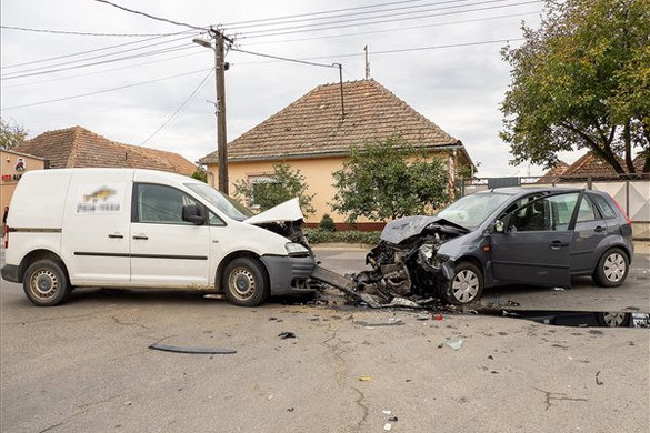 Tragikus: három autó ütközött össze, egy ember meghalt