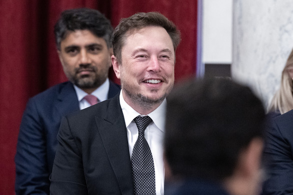 Elon Musk nyakig benne van a titkos háborúban