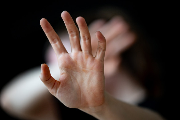 Csoportosan erőszakolták meg a 8 éves kislányt, majd kövekkel verték agyon, egy másiknak a szemét is kivájták