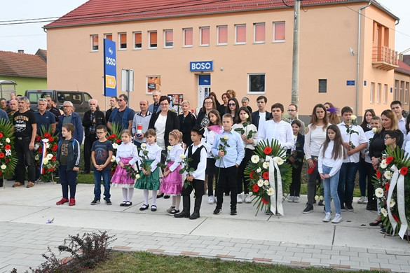 Jelentős ösztöndíjat kapnak a magyar iskolát választók
