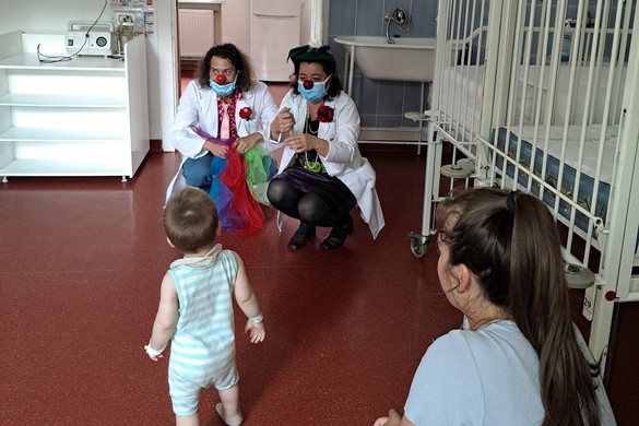 Tizenöt éves együttműködését ünnepli a nyíregyházi kórház és a bohócdoktor-alapítvány
