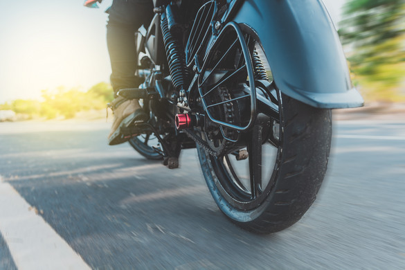 Több mint 200-zal rohant bele egy kocsiba egy motoros az autópályán + VIDEÓ