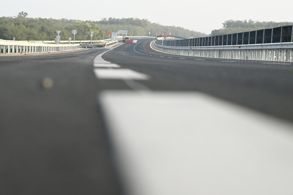 Átadták a kétszer kétsávos 83-as utat Győr és Pápa között